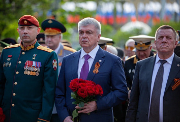Наил Мәһдиев Мәскәүдә Билгесез солдат каберенә чәчәкләр салды