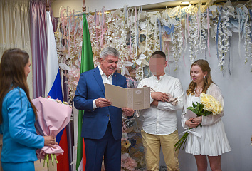 Наил Мәһдиев хәрби хезмәткәрләрнең уллары тууы белән котлады