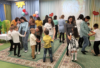 Детсадовцы устроили праздник для своих мам