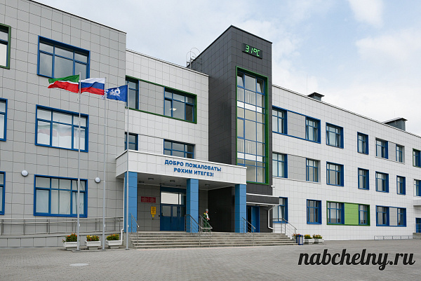 Самая большая школа в городе. Какая она? (фоторепортаж)