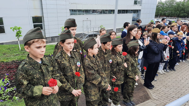 Жители Автозаводского района возложили цветы к Обелиску Славы
