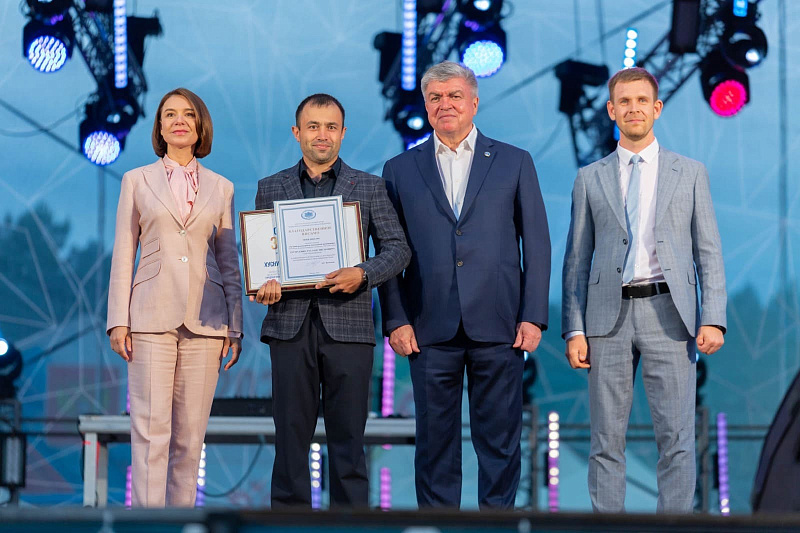 Әлфия Когогина эшләүче яшьләр лидерларына исемле стипендияләр тапшырды