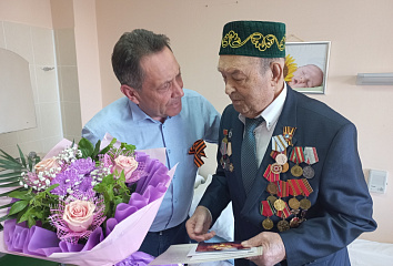 Депутаты поздравили ветеранов Комсомольского района с Днем Победы