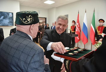 Рустам Минниханов вручил ветеранам юбилейные медали «80 лет победы в ВОВ»