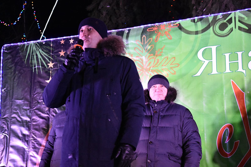 В Набережных Челнах открыли новогодние елки