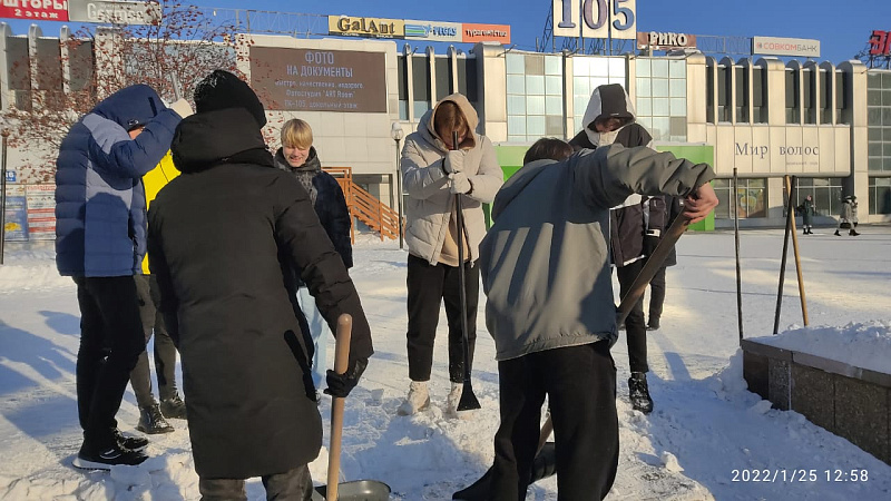 Челнинские студенты помогают дворникам убирать снег