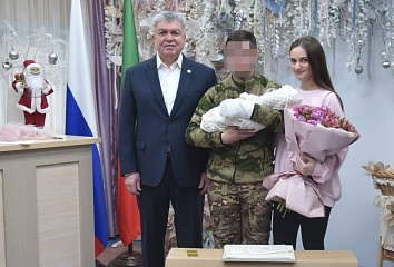 Наиль Магдеев поздравил семью военнослужащего с рождением сына