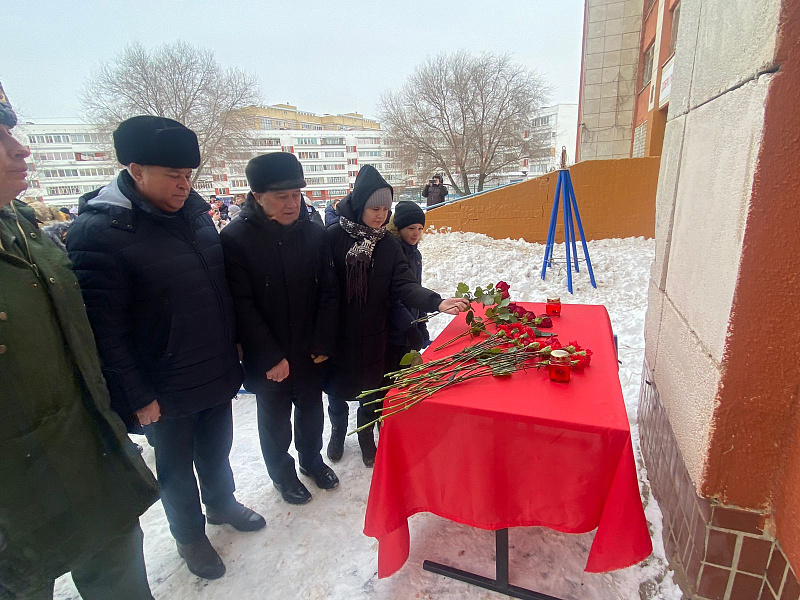 На фасаде челнинской школы установили мемориальную доску