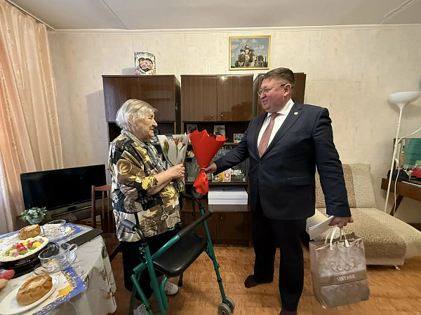 Яр Чаллыда Бөек Ватан сугышы ветеранын 95 яшьлек юбилее белән котладылар