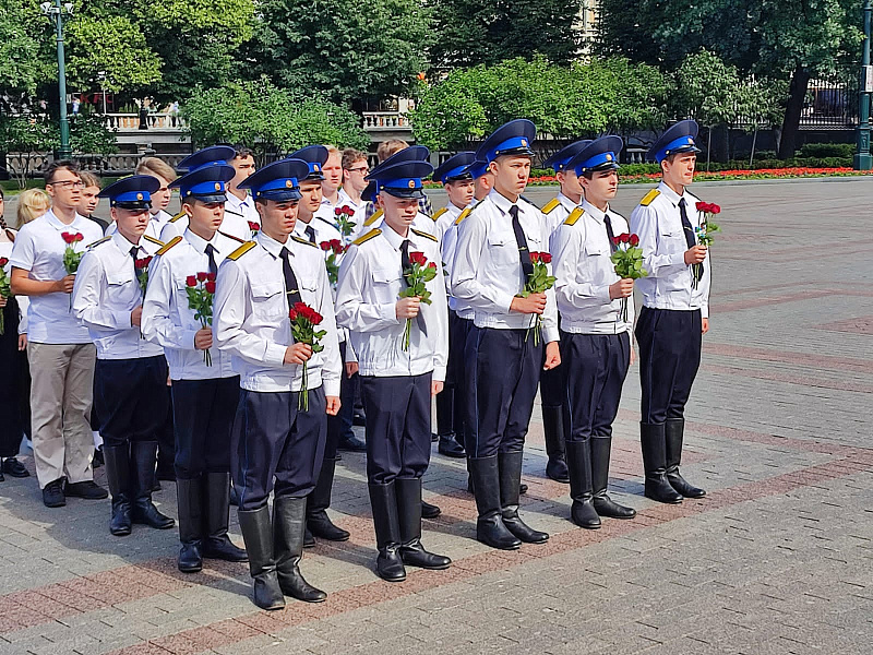 Челнинские кадеты возложили цветы к памятнику Неизвестному солдату