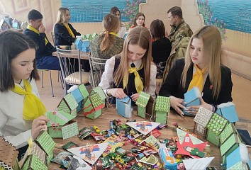 Чаллы укучылары хәрби хезмәткәрләргә гуманитар ярдәм әзерләде
