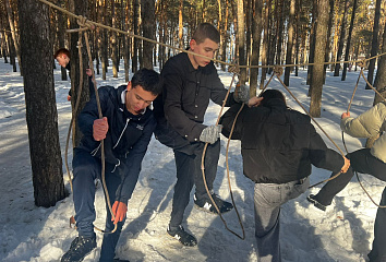 Подростки проходят полосу препятствий