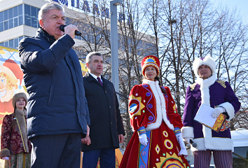 На трех челнинских площадках организовали Масленицу