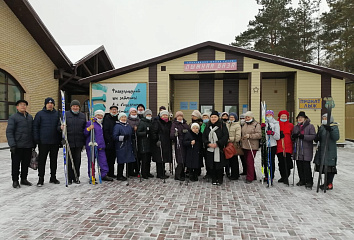 Прогулка в зимнем парке: лыжи и скандинавская ходьба