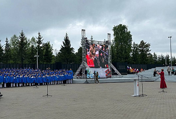 На 80-летии Победы в Набережных Челнах выступает хор из 300 учеников
