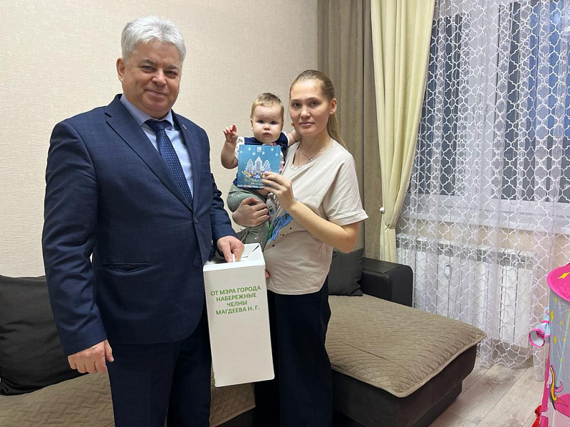 Чаллыда махсус хәрби хезмәткәрләрнең гаиләләренә бүләкләр тапшыралар