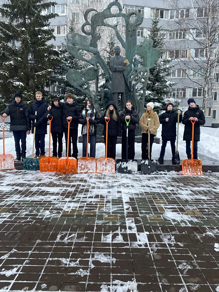 Мәктәп укучылары шәһәрне кардан чистартырга ярдәм итә