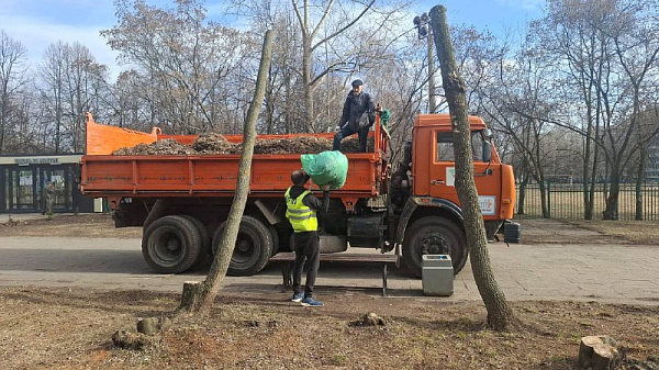 Субботник в городе: 380 челнинцев сегодня приняли участие в уборке