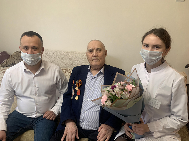 7 нче поликлиниканың табиблары ветеранда кунакта булдылар