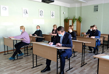 В акции «Единый день сдачи ЕГЭ родителями» приняли участие 50 челнинцев