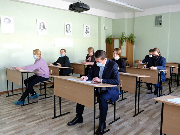В акции «Единый день сдачи ЕГЭ родителями» приняли участие 50 челнинцев
