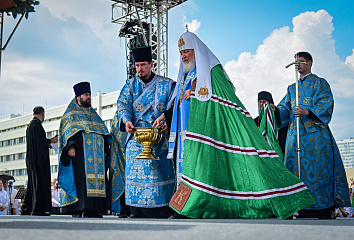 Патриарх Кирилл в Набережных Челнах заложил камень в строительство кафедрального собора