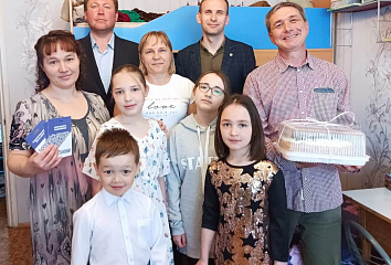 Многодетной челнинской семье вручили сертификат на приобретение стройматериалов