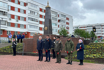 Жители Автозаводского района возложили цветы к обелиску Славы войнам