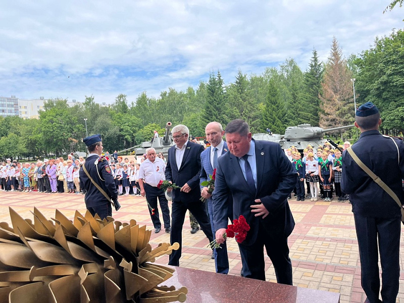 Красные гвоздики, почетный караул: в Набережных Челнах провели памятное мероприятие
