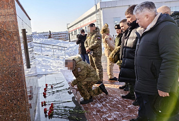 К обелиску павших воинов возложили цветы