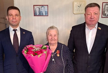 Марафон наград: медаль в честь 80-летия Победы вручили жительнице Комсомольского района
