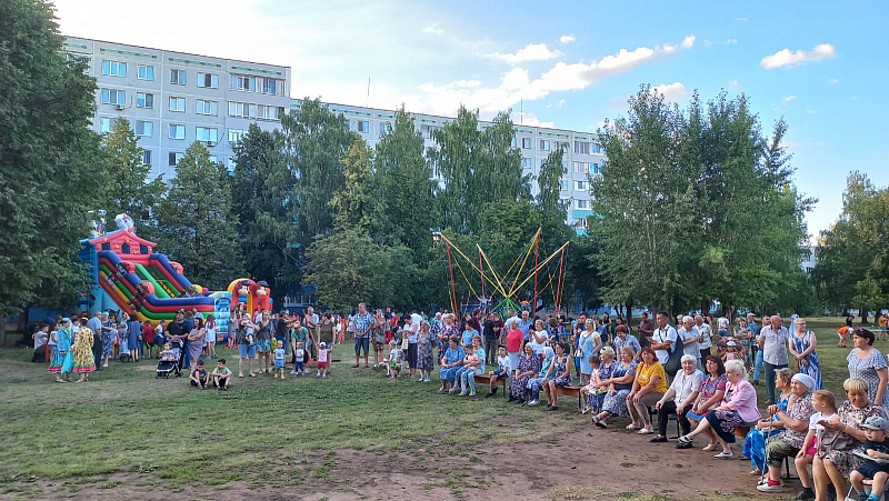 В Челнах проходят праздники во дворе