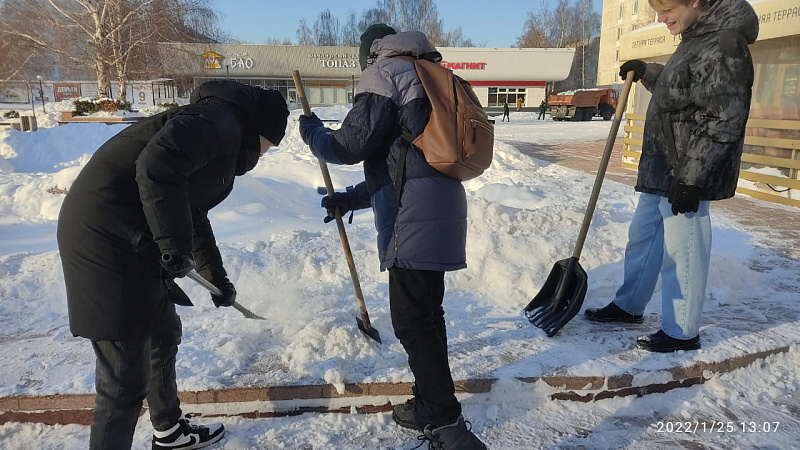 Челнинские студенты помогают дворникам убирать снег