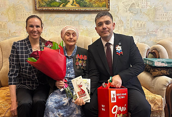 Центральный район поздравляет труженицу тыла