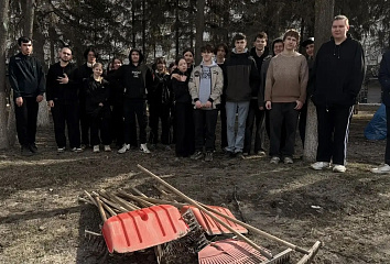 Студенты и школьники помогают убирать городские территории