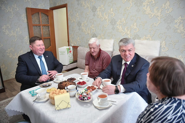 Наил Мәһдиев һәлак булган хәрбиләрнең гаиләләрендә булды
