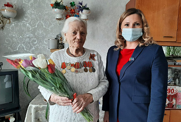 Ветераны Великой Отечественной войны получают поздравления с наступающим Международным женским днем