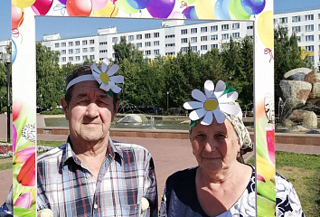 На бульваре Энтузиастов организовали флешмоб "Ромашковое настроение"