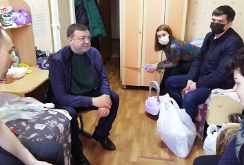 Депутаты оказывают помощь вынужденным переселенцам из Мариуполя