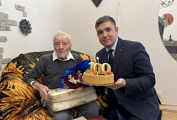 Үзәк районы башлыгы Бөек Ватан сугышы ветеранын туган көне белән котлады