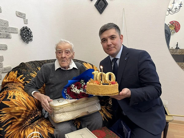 Үзәк районы башлыгы Бөек Ватан сугышы ветеранын туган көне белән котлады