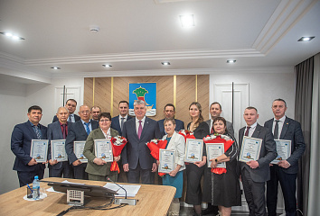 Мэр города наградил победителей конкурса на лучшее новогоднее оформление