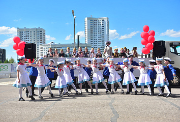 A front-line truck with young artists delighted the residents of Chelny