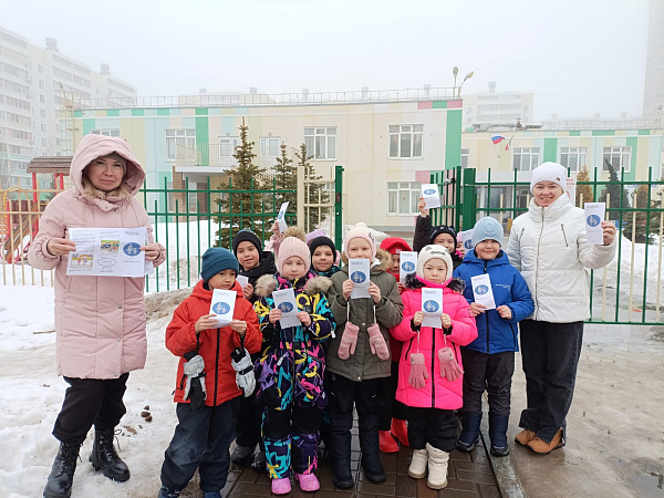 Юные челнинцы напомнили о правилах безопасности дорожного движения дороги