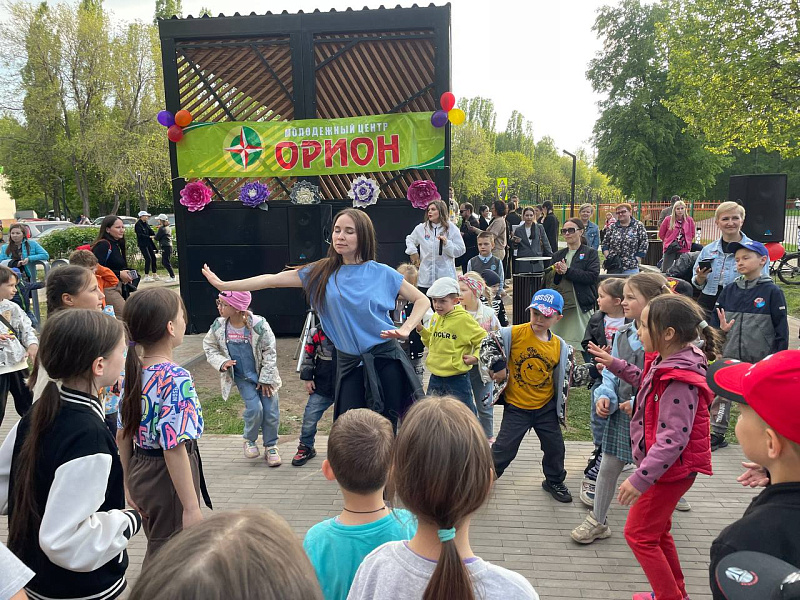 Юные челнинцы отметили праздник на бульваре Юных Ленинцев