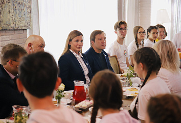 Руководство города и Городской совет учащихся провели "деловой завтрак"