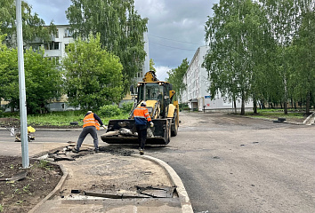 Рабочие завершают благоустройство 7 комплекса в поселке ГЭС