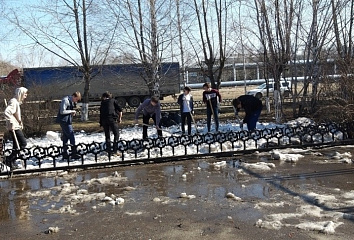 Город оживает: студенты и школьники помогают весенней уборке