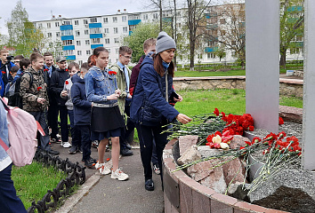 В Комсомольском районе возложили цветы у стелы воинам-интернационалистам