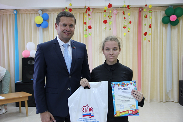 «Кояшкай» тернәкләндерү үзәгендә «Балачак дөньясы» рәсем конкурсына йомгак ясадылар